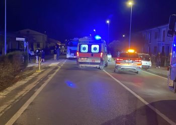 In moto prima contro un’auto e poi contro un camion: salvo un ragazzo di 20 anni