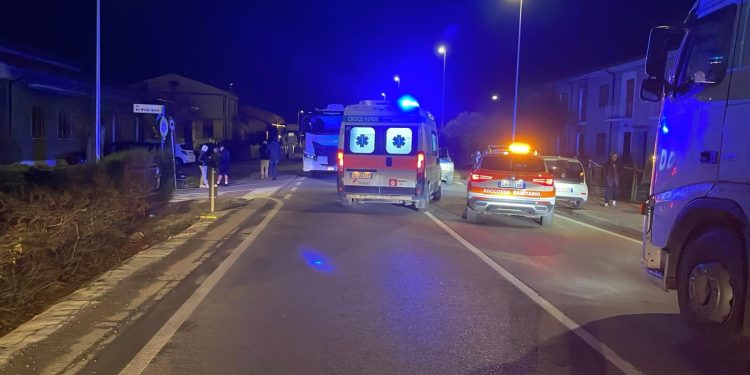 In moto prima contro un’auto e poi contro un camion: salvo un ragazzo di 20 anni