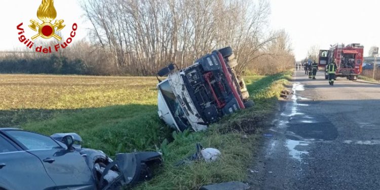 Autocisterna invade la corsia opposta: muore la 52enne Elisa Benazzi