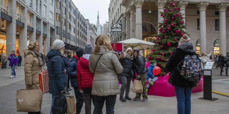 Il Natale non salva fiducia dei consumatori. Istat: Indice cala per terzo mese di fila