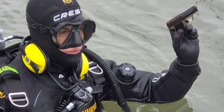 La pistola era vera: arrestato il 16enne dopo il colpo d’arma da fuoco in bocca all’amico 17enne