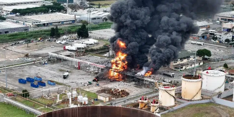 Esplosione in deposito Eni a Calenzano: due morti. “Scoppiata un’autobotte”