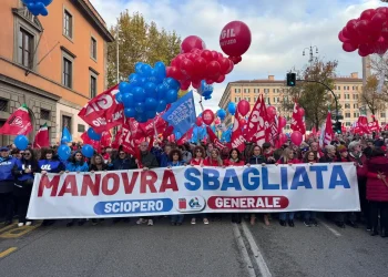 Sciopero, mezzo milione in piazza, scontri a Torino. Landini: “Rivoltiamo il Paese”