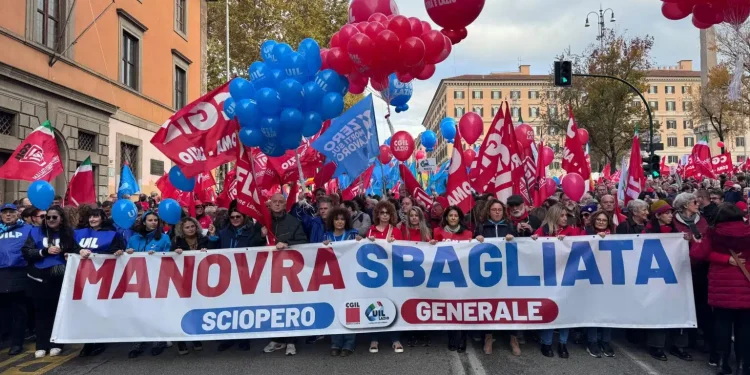 Sciopero, mezzo milione in piazza, scontri a Torino. Landini: “Rivoltiamo il Paese”