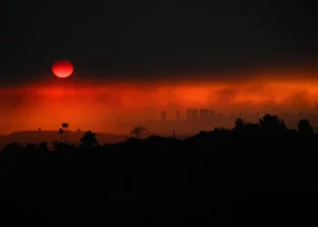 Incendi in California, fiamme arrivano a Hollywood: 5 morti. Biden annulla il viaggio in Italia