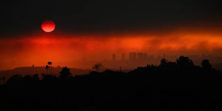 Incendi in California, fiamme arrivano a Hollywood: 5 morti. Biden annulla il viaggio in Italia
