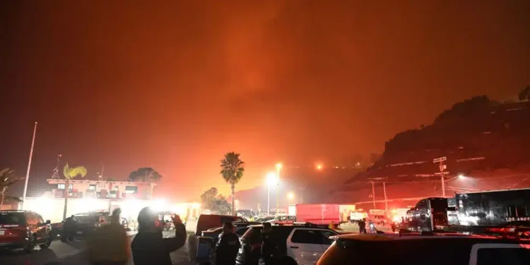 A Los Angeles rischio frane e rifiuti tossici dopo incendi: vittime salgono a 27