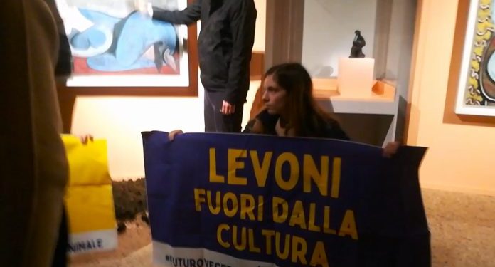 Mantova, blitz animalista a palazzo Te