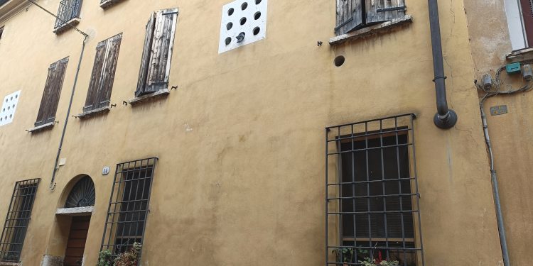 Letto a fuoco a causa della stufetta elettrica: muore un 61enne