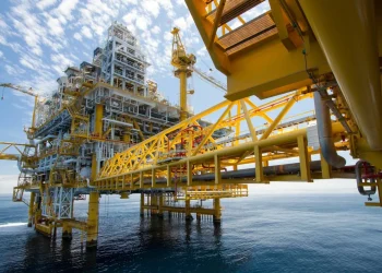 In Italia 73.000 imprese sono più esposte ai rischi climatici, in particolare nell’oil&gas