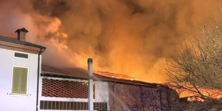 Devastante incendio nel fienile: salva l’abitazione ma muore il cane