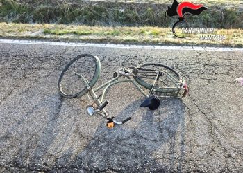 Finisce al suolo per un malore e poi viene investito da un’auto: muore 58enne