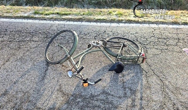 Finisce al suolo per un malore e poi viene investito da un’auto: muore 58enne