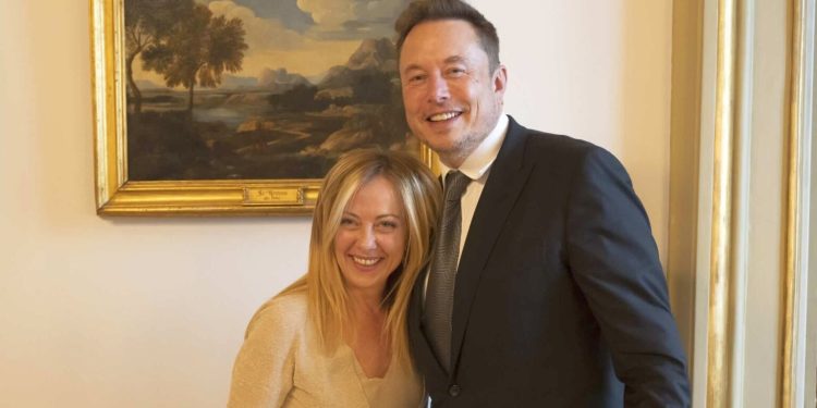 Ira opposizioni su Starlink: “Premier in Parlamento”. Musk sull’accordo: “Sarà fantastico”