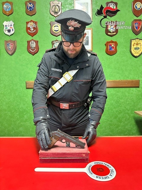L'arma ritirata dai carabinieri al 75enne di Porto Mantovano