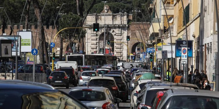 Le città più congestionate al mondo: Roma batte New York, 103 ore perse nel traffico