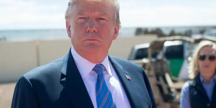 Trump continua offensiva commerciale: da aprile dazi al 25% su auto e semiconduttori