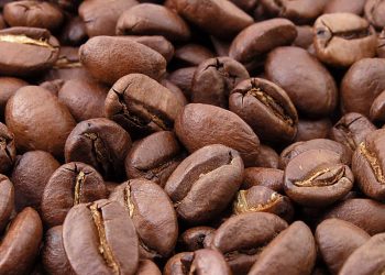 Meno offerta, più domanda: prezzo caffè Arabica tocca nuovo record da anni ’70