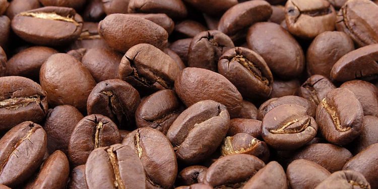 Meno offerta, più domanda: prezzo caffè Arabica tocca nuovo record da anni ’70