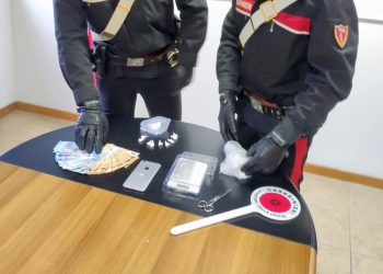 E’ agli arresti domiciliari ma in casa ha un mercatino della cocaina
