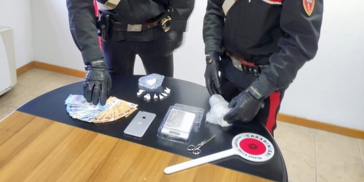 E’ agli arresti domiciliari ma in casa ha un mercatino della cocaina