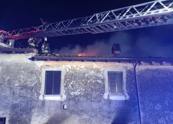 Incendio in piena notte nella cascina: due fratelli feriti e lievemente intossicati