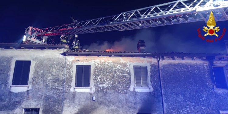Incendio in piena notte nella cascina: due fratelli feriti e lievemente intossicati