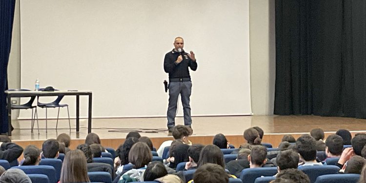 Avanti con gli incontri della polizia di stato nelle scuole medie mantovane