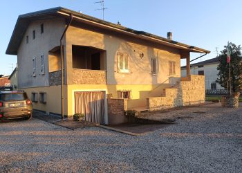 Litiga con la moglie e poi si dà fuoco nel cortile di casa: muore pensionato 77enne