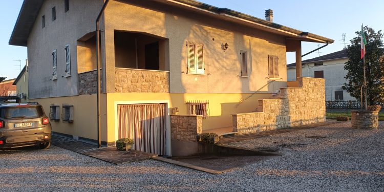 Litiga con la moglie e poi si dà fuoco nel cortile di casa: muore pensionato 77enne