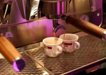 Illy annuncia rincari per la tazzina del caffè al bar: “il prezzo attuale è basso”