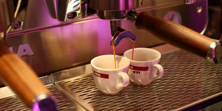 Illy annuncia rincari per la tazzina del caffè al bar: “il prezzo attuale è basso”