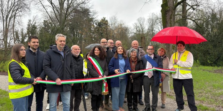 Inaugurazione sotto la pioggia per il giardino di Villa Strozzi a Palidano di Gonzaga