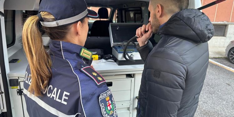 Al volante ubriachi in pieno giorno: saltano quattro patenti