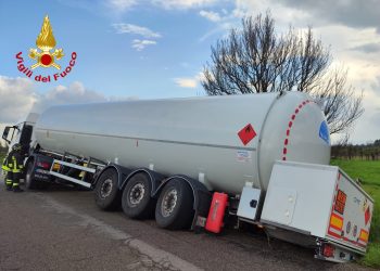 Cede la banchina: autocisterna carica di gpl finisce nel fosso a bordo strada