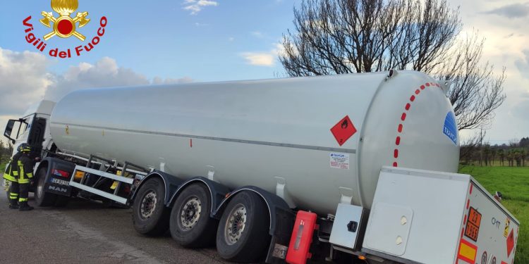 Cede la banchina: autocisterna carica di gpl finisce nel fosso a bordo strada