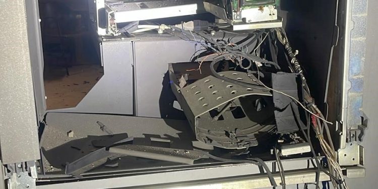 Boato nella notte: i banditi fanno saltare il bancomat della Mps di Carbonara