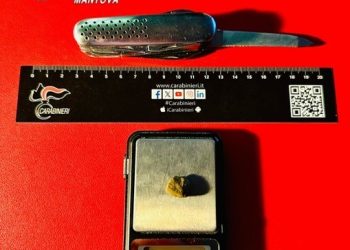Controlli dei carabinieri: trovato con coltello a serramanico e hashish