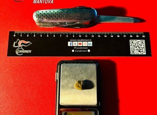Controlli dei carabinieri: trovato con coltello a serramanico e hashish