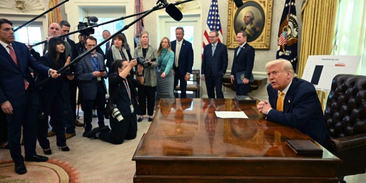 Trump minaccia dazi su prodotti caseari e legname dal Canada: “Usa truffati da tutti”