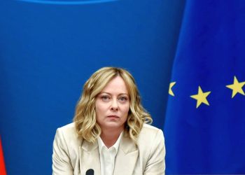 Governo difende RearmEu: “Non è corsa a bombe e carri armati”. Opposizioni: “Mes per armi”