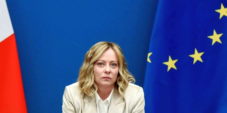 Governo difende RearmEu: “Non è corsa a bombe e carri armati”. Opposizioni: “Mes per armi”