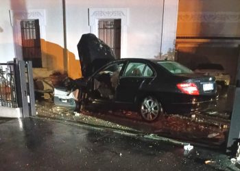 A tutta velocità in auto esce di strada, abbatte due muretti e finisce nel cortile di una casa