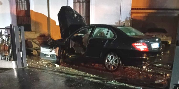 A tutta velocità in auto esce di strada, abbatte due muretti e finisce nel cortile di una casa