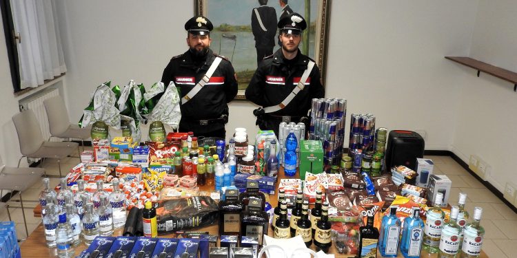 Beccati con la maxi refurtiva da 3mila euro fuori dal supermercato