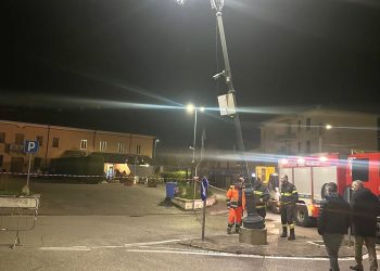 Con il parapendio precipita e si schianta nella piazza di Pieve di Coriano