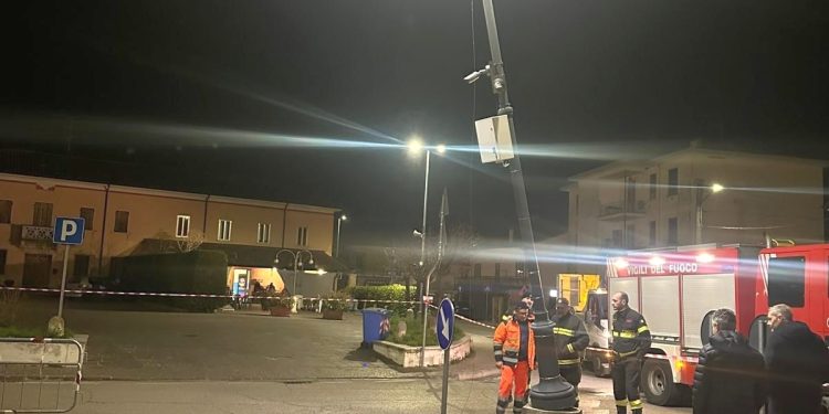 Con il parapendio precipita e si schianta nella piazza di Pieve di Coriano