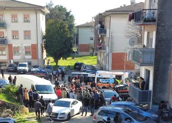 Discussione per il tubo di scarico si trasforma in una rissa con coltelli e quattro feriti