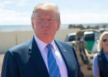 Trump annuncia dazi del 25% dal 2 aprile sulle auto importate. Von der Leyen: “Profondo rammarico”