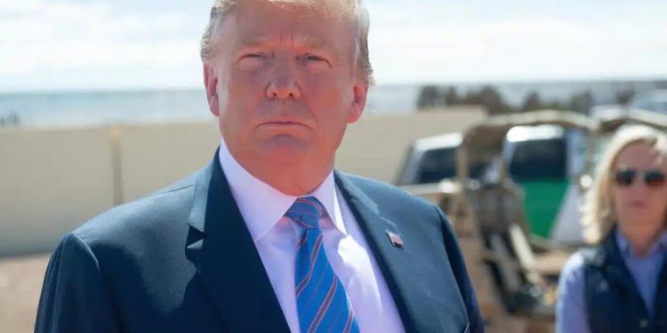 Trump annuncia dazi del 25% dal 2 aprile sulle auto importate. Von der Leyen: “Profondo rammarico”